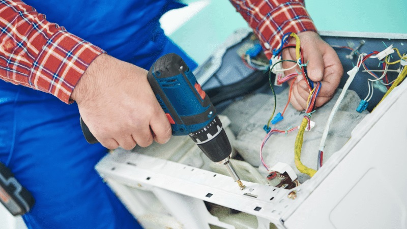 Alaşehir Ariston Ariston çamaşır makinesi kart tamiri – Su almama arızası orijinal parça ile giderildi. - Teknik servis örneği